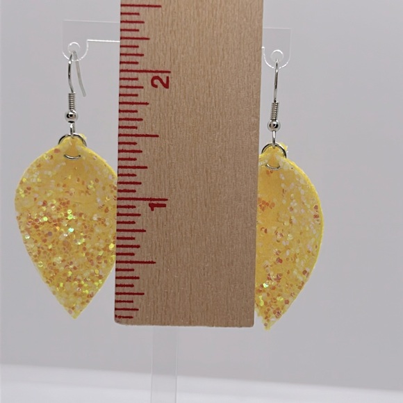 Mini Faux Pinch Petal Earrings - Picture 3 of 7